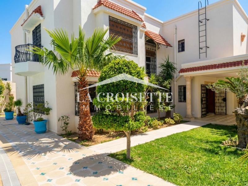 Villa S+5 avec piscine à Gammarth